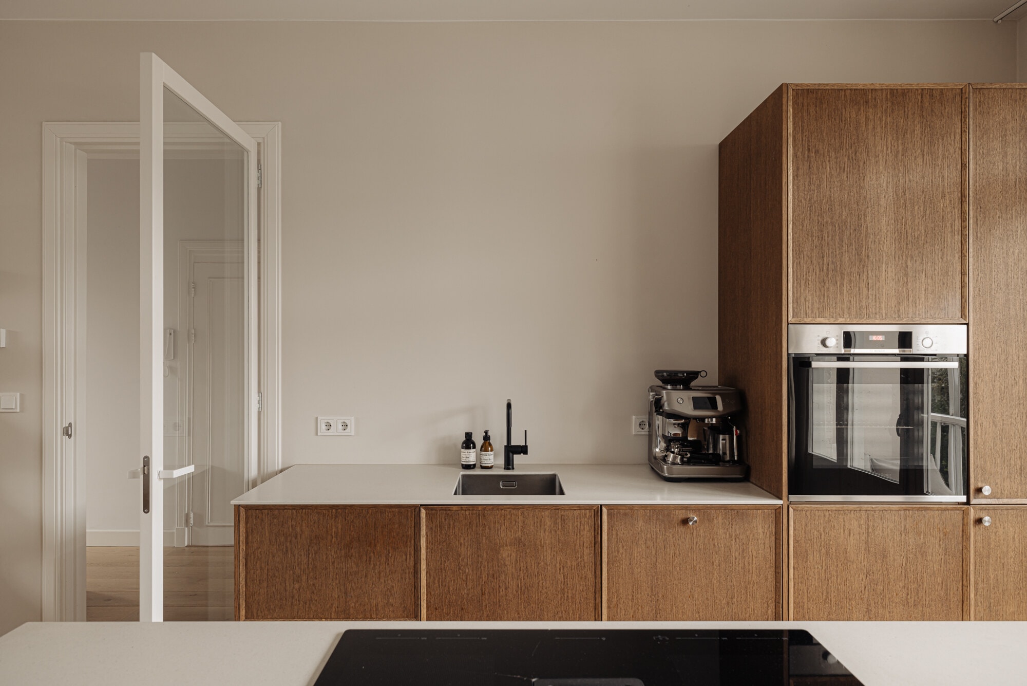 Keuken met donkere eikenhouten kasten