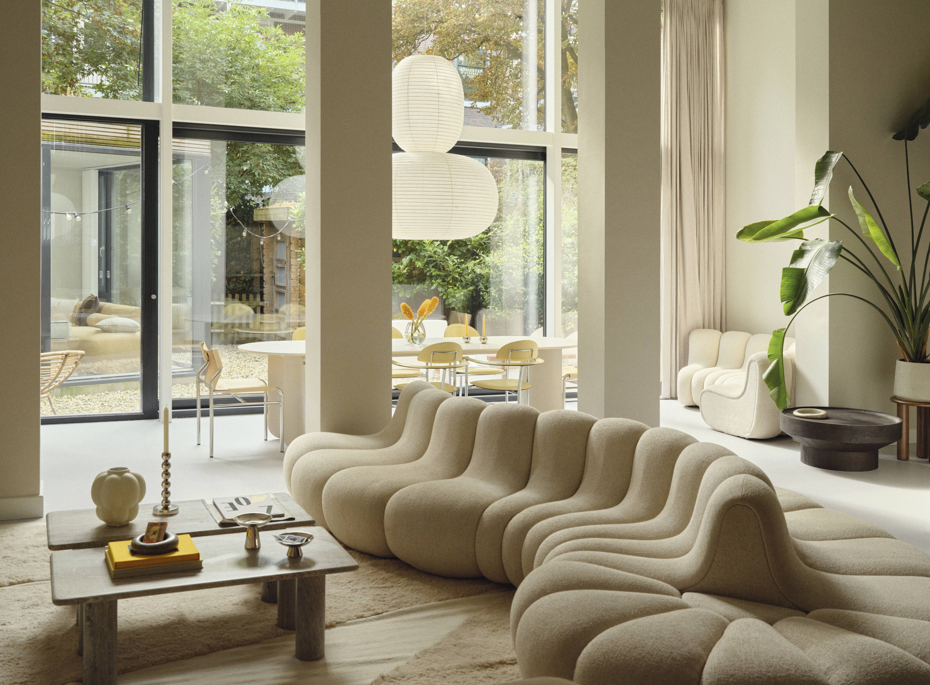 Woonkamer met golvende bank