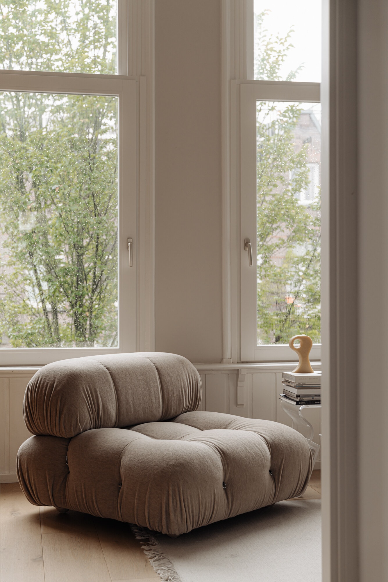 Fauteuil bij het raam