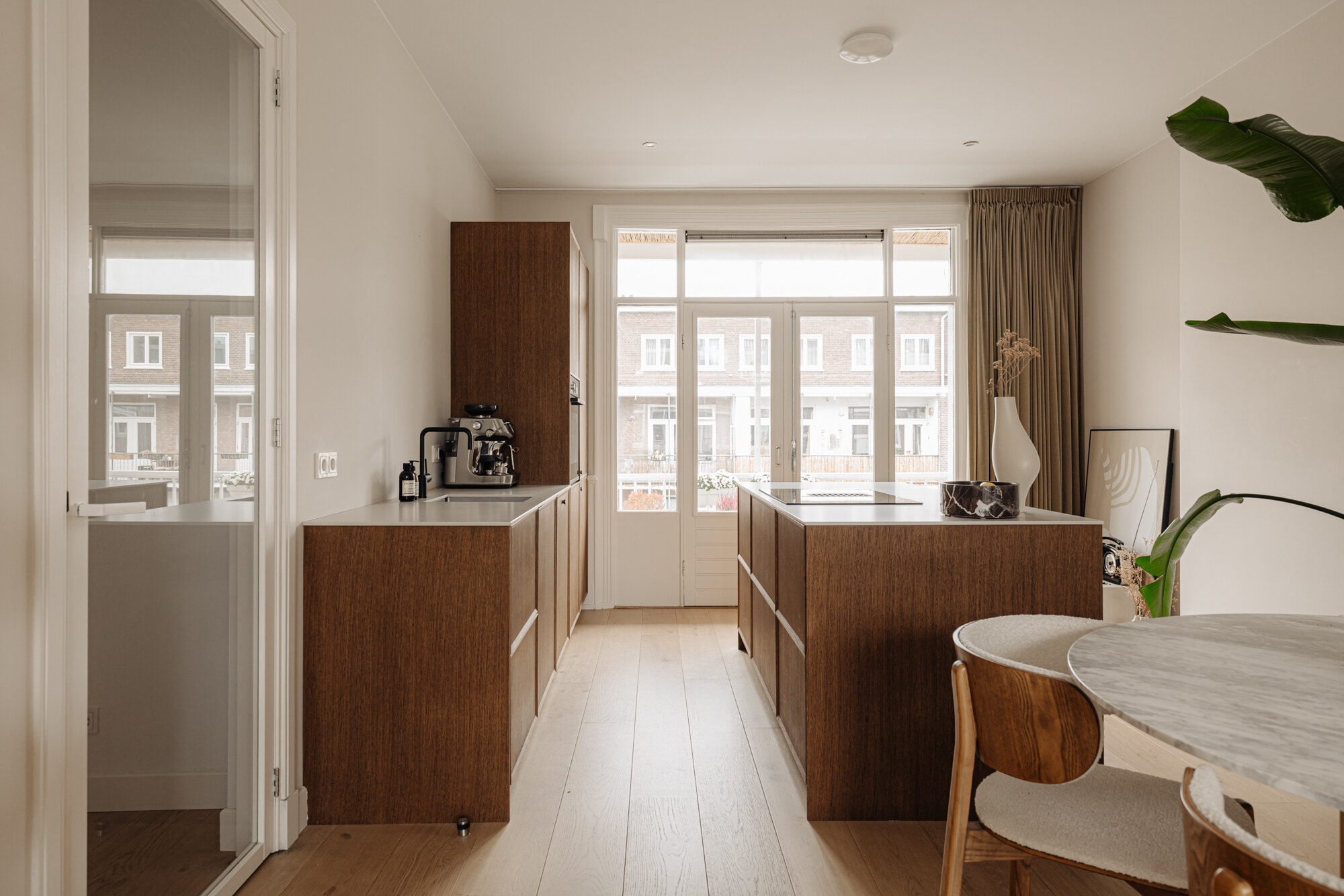 Doorkijk door de keuken