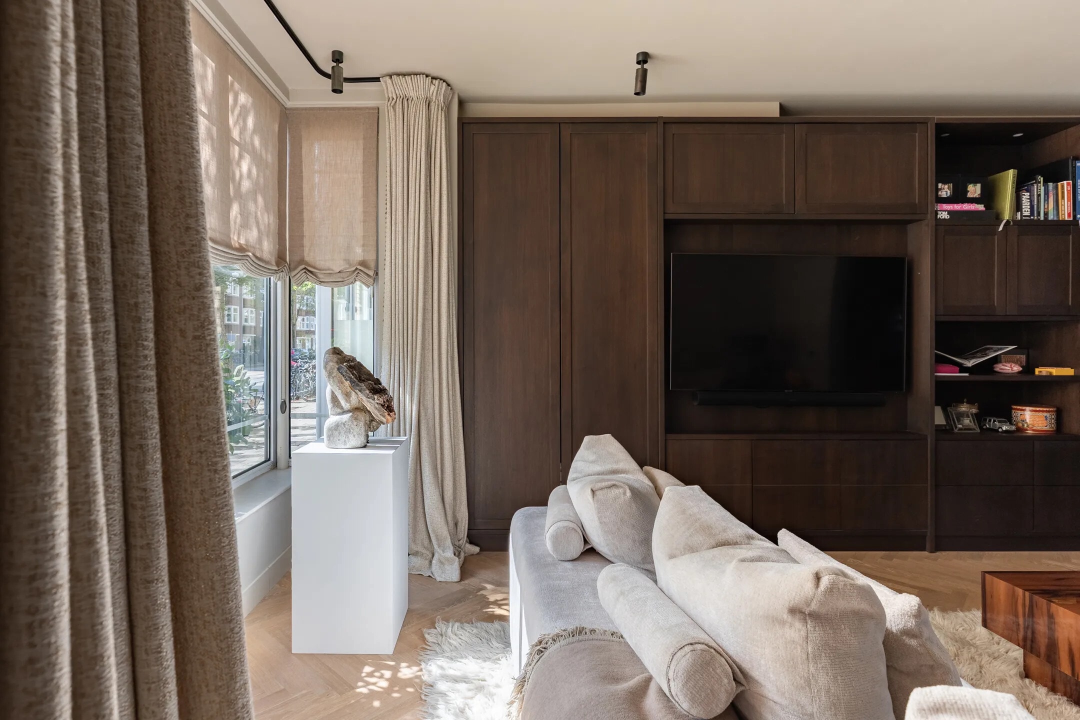 Woonkamer met maatwerk kasten
