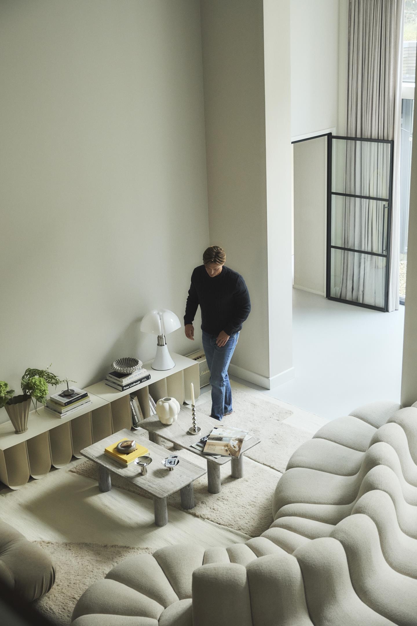 Gijs Bouwens in een interieur van STUDIO.B